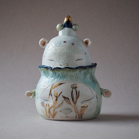 Porcelaine sculpture of a bear dreaming made by Marina Bauguil
